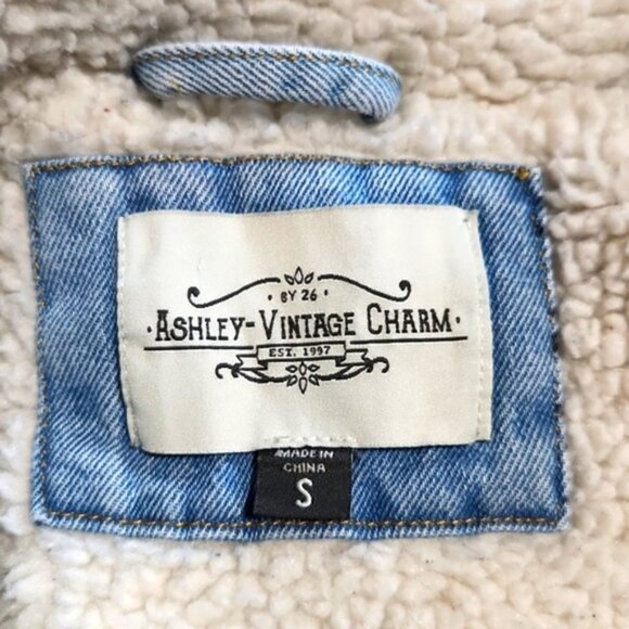 Ashley Vintage Charm Sherpa Lined Lightwash Denim Jean Jacket Size Small - Picture 7 of 9